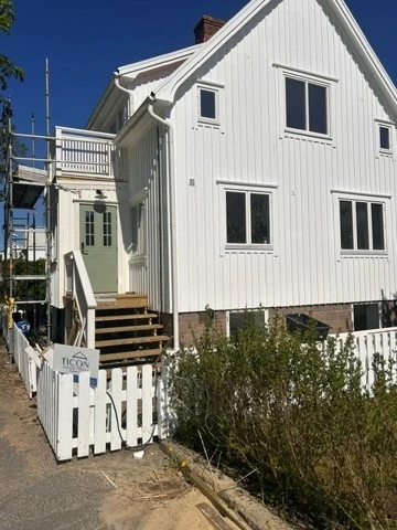 Villan under renovering med Ticons byggställning rest mot fasaden